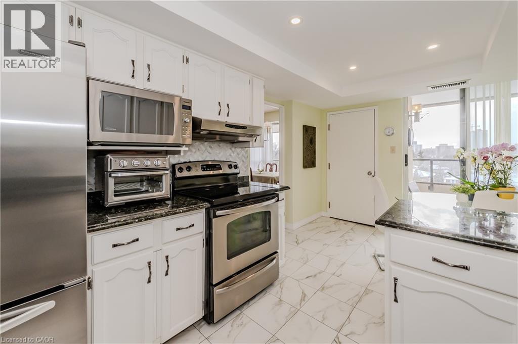 6 Willow Street Unit# 802, Waterloo, ON - Indoor Photo Showing Kitchen