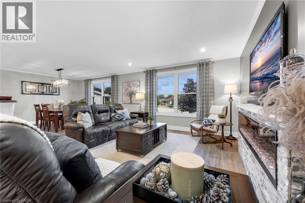 21 Samuel Road, Grimsby, ON - Indoor Photo Showing Living Room With Fireplace