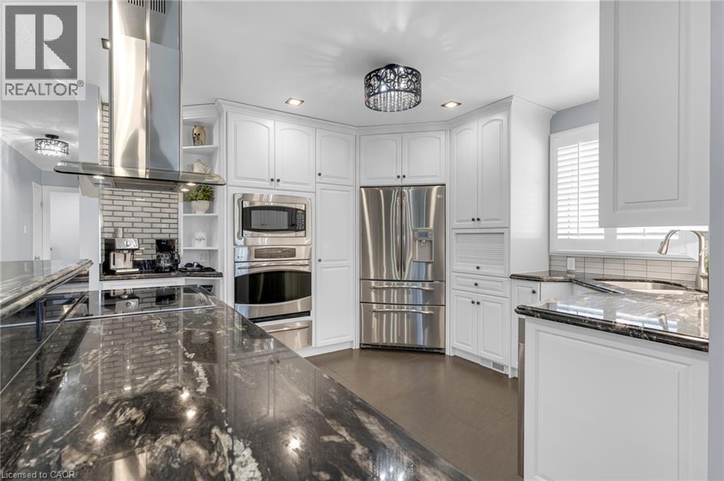 21 Samuel Road, Grimsby, ON - Indoor Photo Showing Kitchen With Upgraded Kitchen