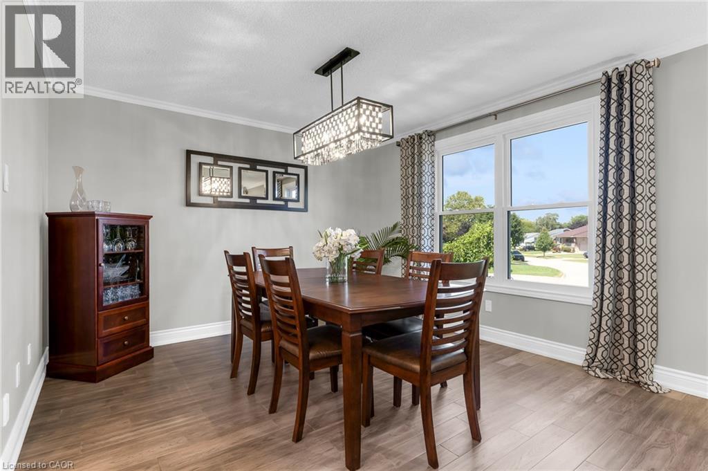 21 Samuel Road, Grimsby, ON - Indoor Photo Showing Dining Room