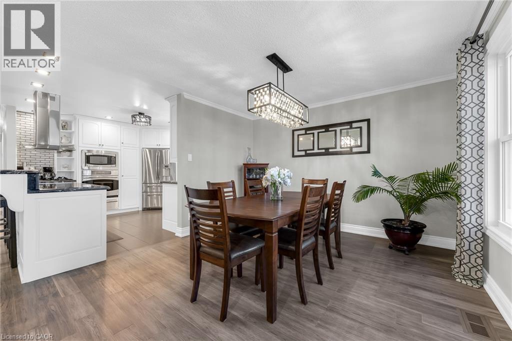 21 Samuel Road, Grimsby, ON - Indoor Photo Showing Dining Room
