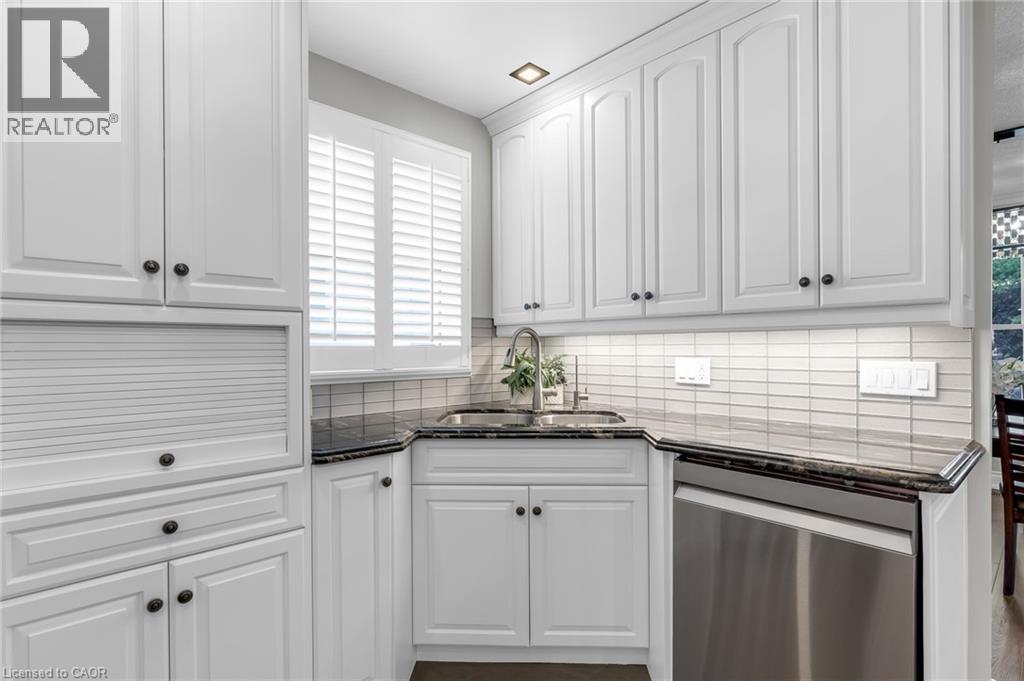 21 Samuel Road, Grimsby, ON - Indoor Photo Showing Kitchen With Upgraded Kitchen