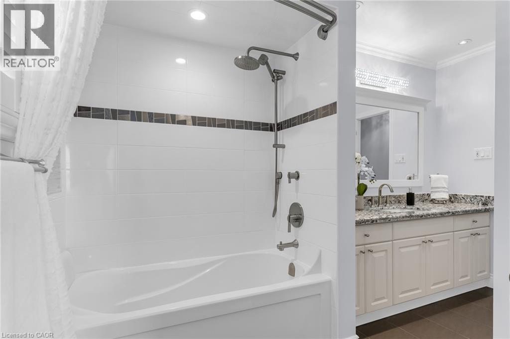 21 Samuel Road, Grimsby, ON - Indoor Photo Showing Bathroom
