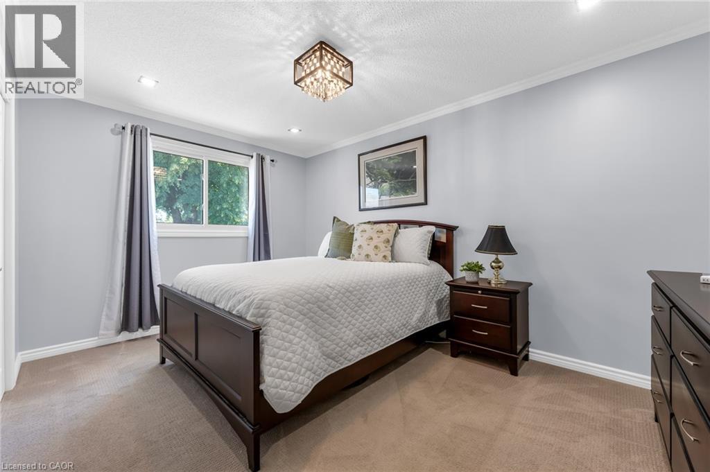 21 Samuel Road, Grimsby, ON - Indoor Photo Showing Bedroom