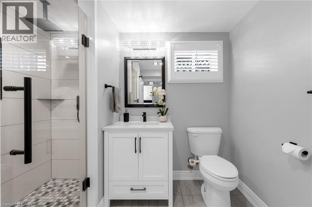 21 Samuel Road, Grimsby, ON - Indoor Photo Showing Bathroom