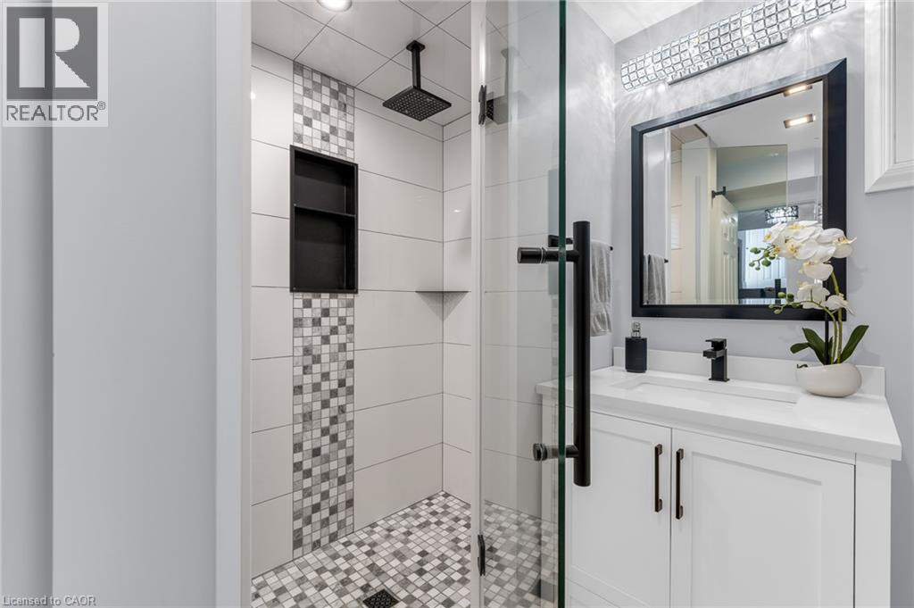 21 Samuel Road, Grimsby, ON - Indoor Photo Showing Bathroom