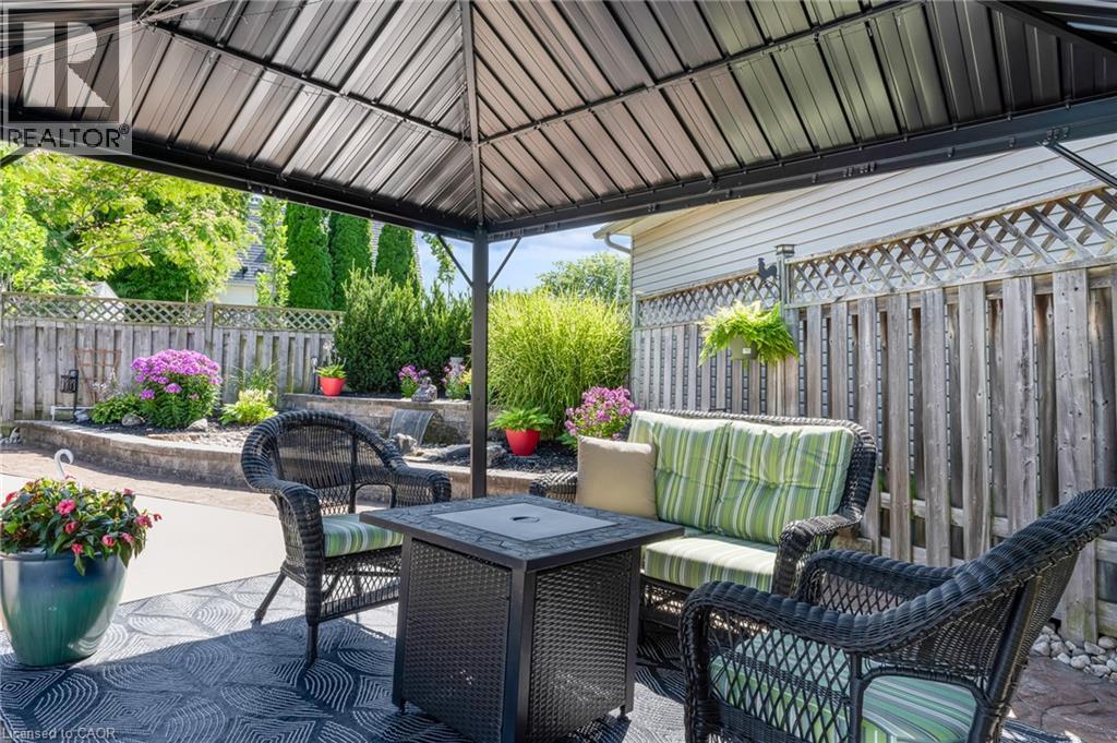21 Samuel Road, Grimsby, ON - Outdoor With Deck Patio Veranda