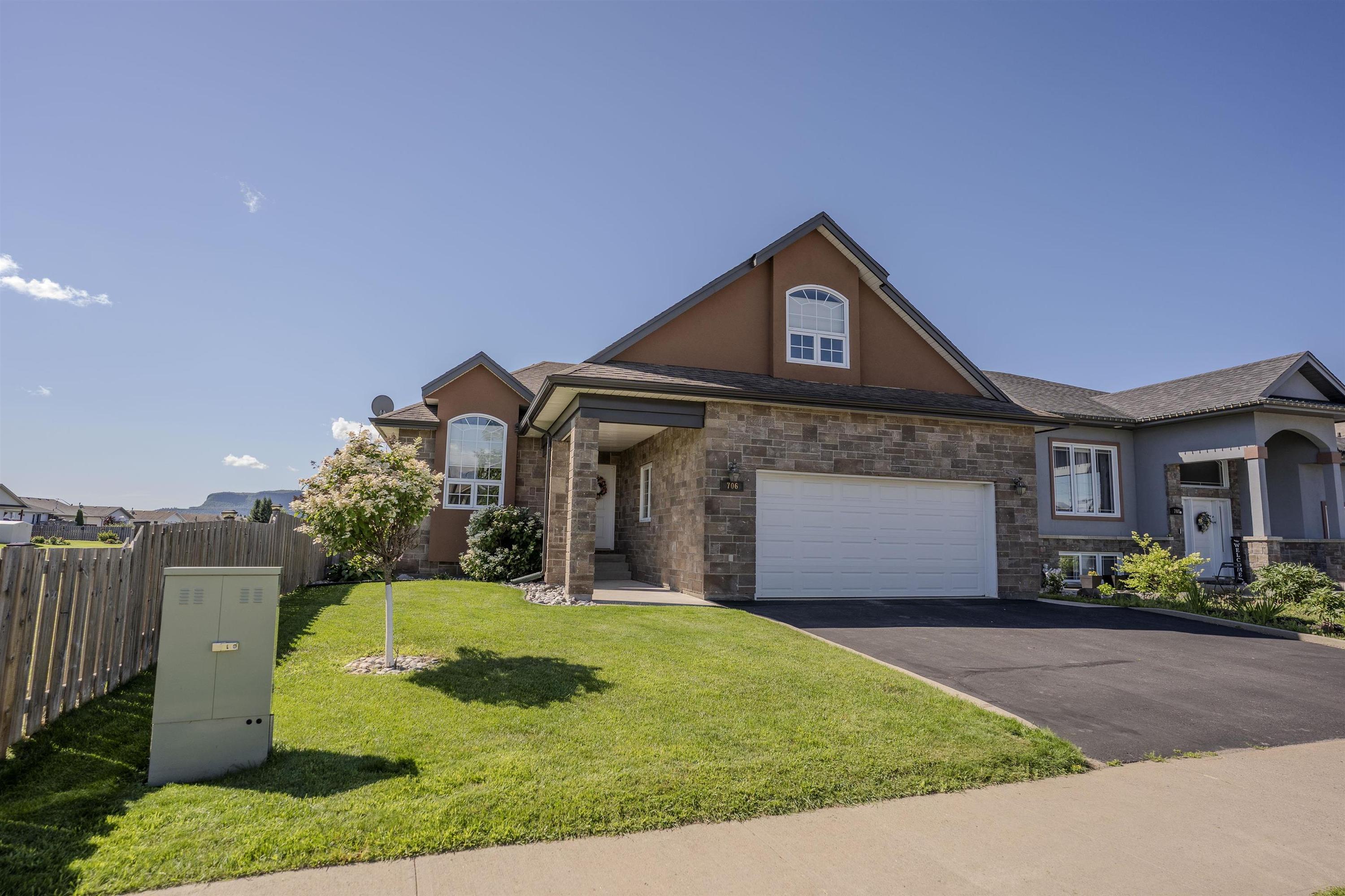 706 Weiler Boulevard, Thunder Bay, ON - Outdoor With Facade