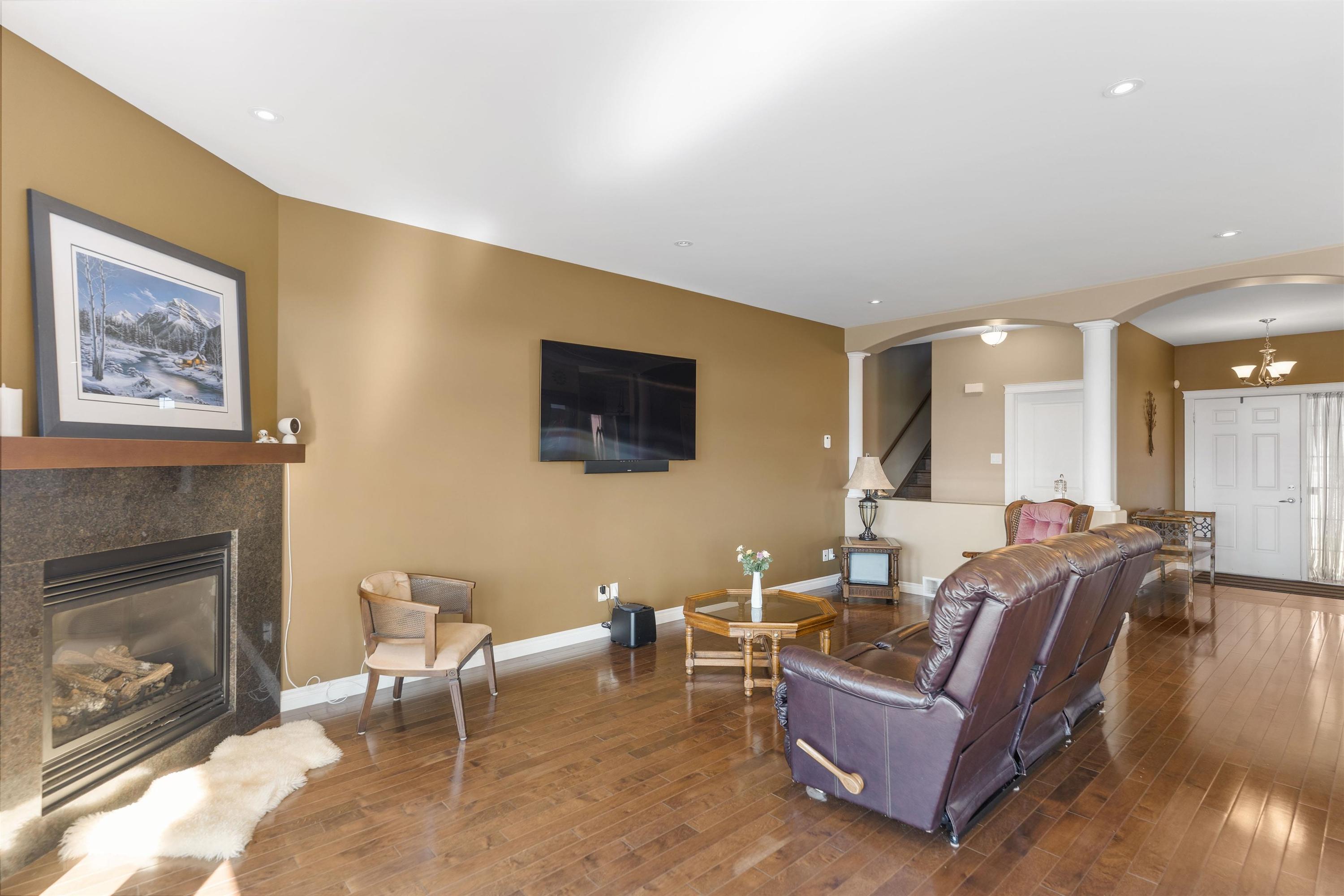 706 Weiler Boulevard, Thunder Bay, ON - Indoor Photo Showing Living Room With Fireplace
