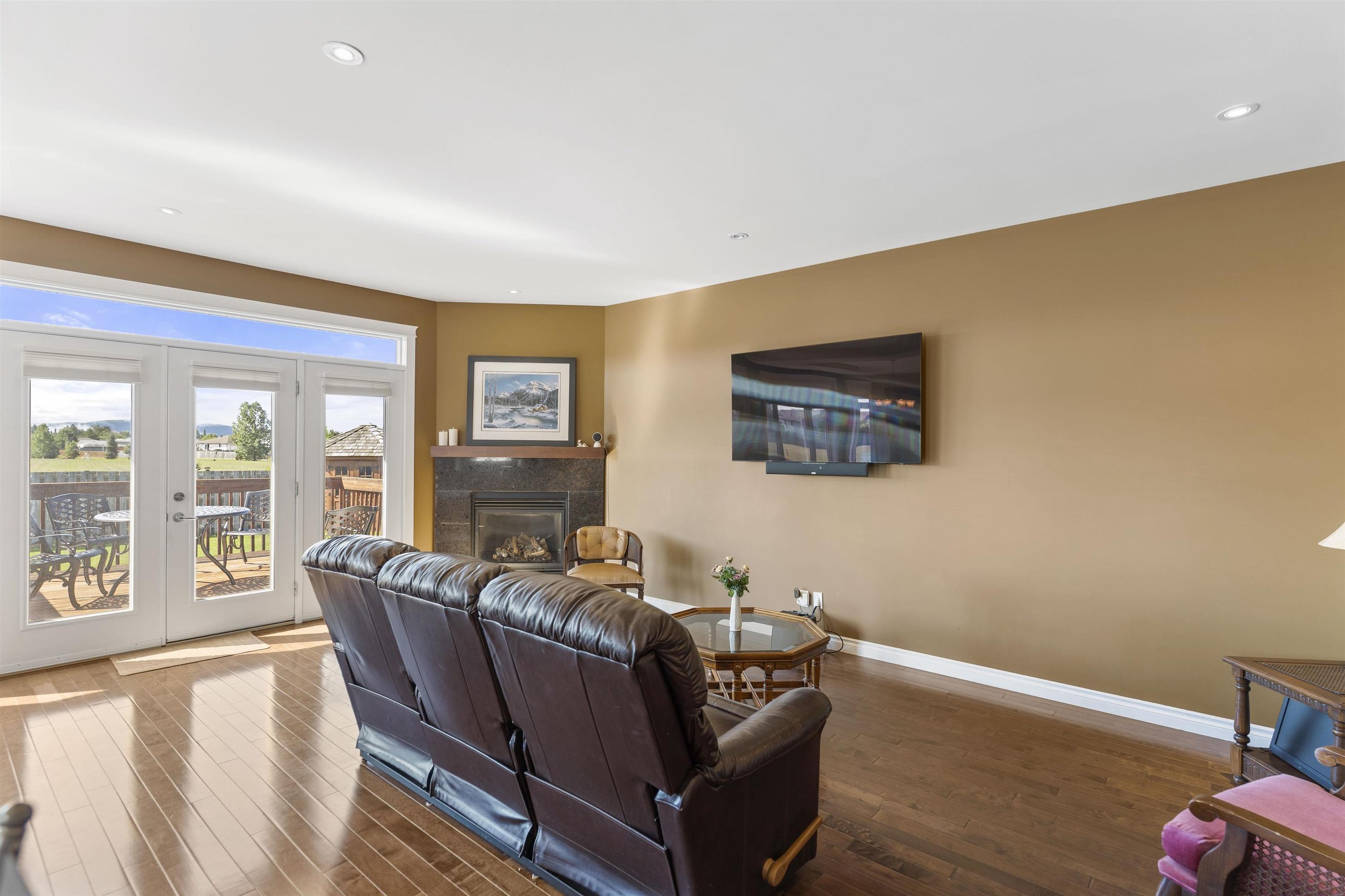 706 Weiler Boulevard, Thunder Bay, ON - Indoor Photo Showing Living Room With Fireplace