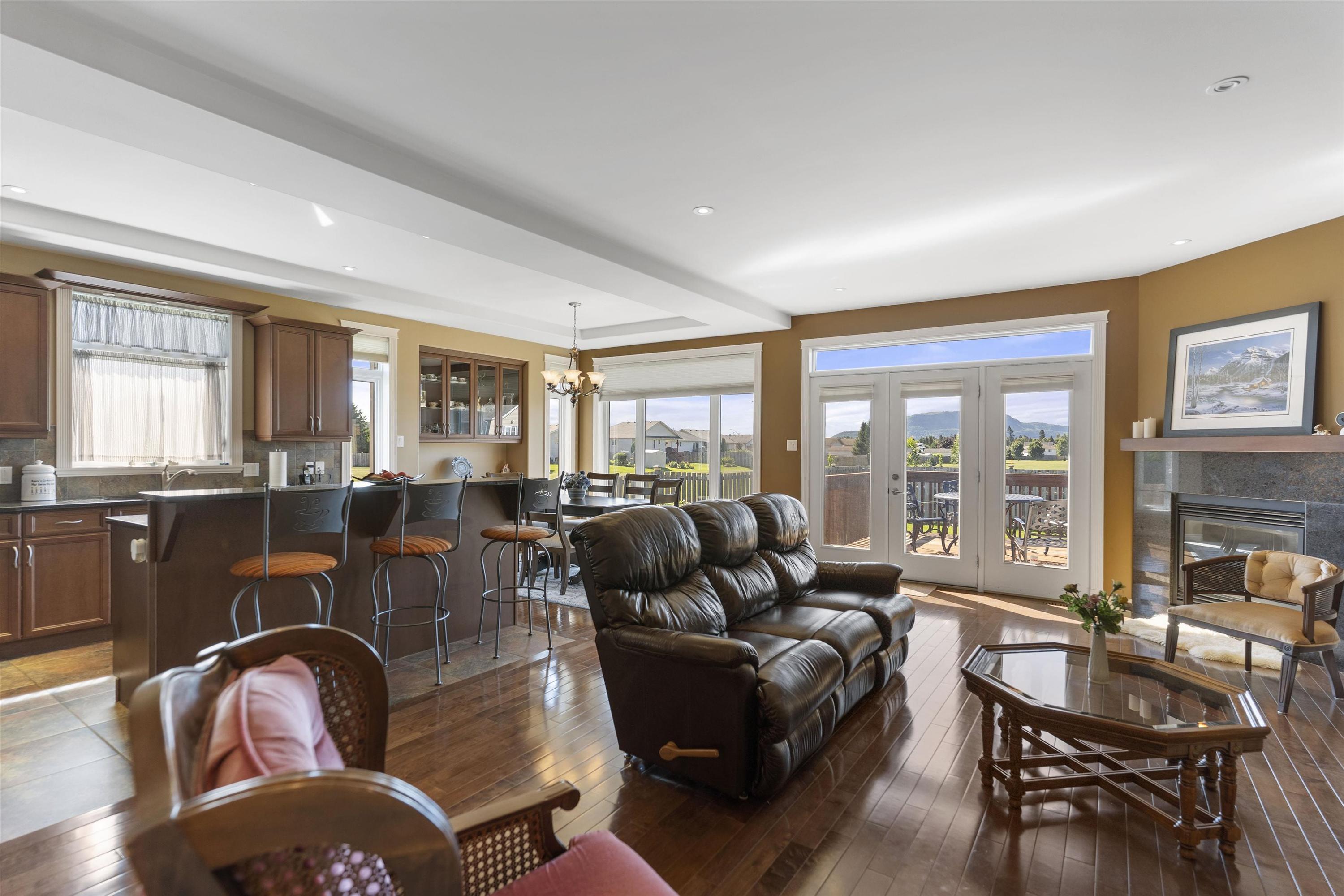 706 Weiler Boulevard, Thunder Bay, ON - Indoor Photo Showing Living Room With Fireplace