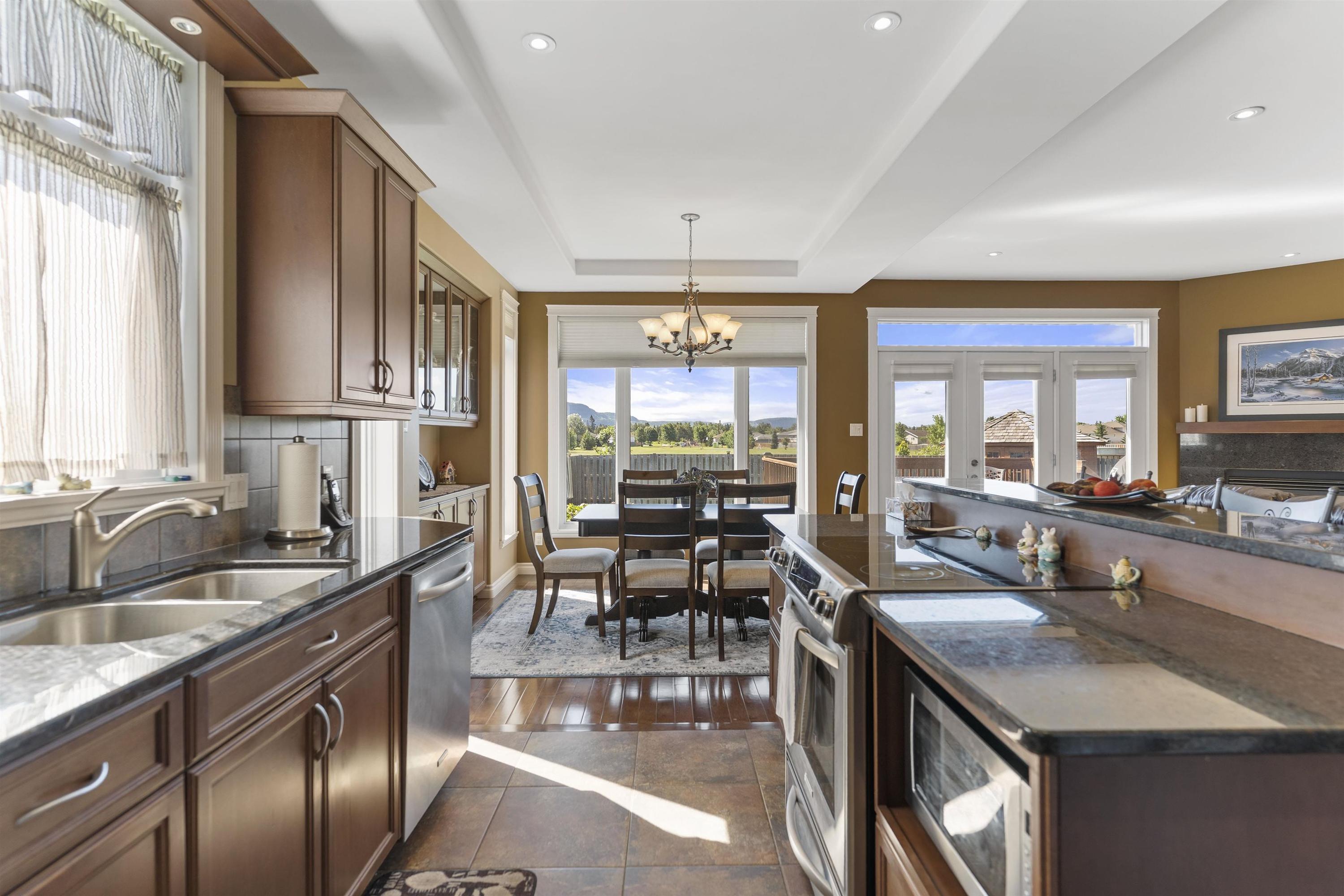 706 Weiler Boulevard, Thunder Bay, ON - Indoor Photo Showing Kitchen With Double Sink