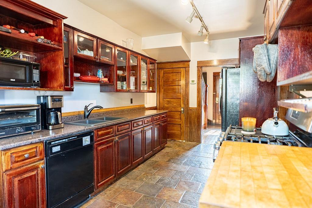 637 Catherine St., Thunder Bay, ON - Indoor Photo Showing Kitchen With Double Sink