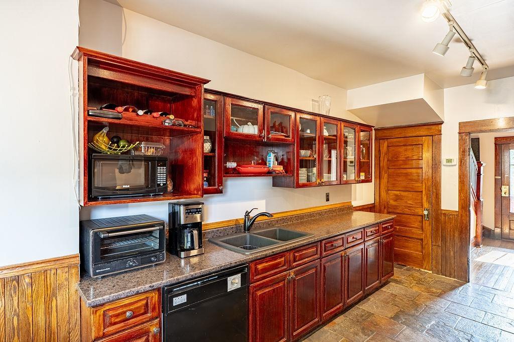 637 Catherine St., Thunder Bay, ON - Indoor Photo Showing Kitchen With Double Sink