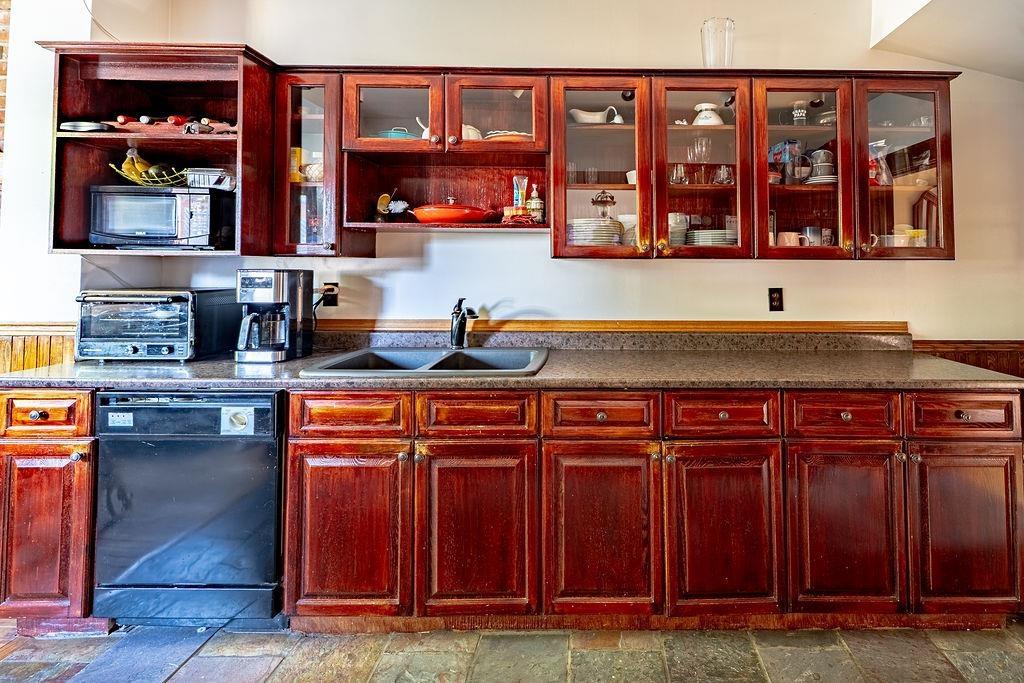 637 Catherine St., Thunder Bay, ON - Indoor Photo Showing Kitchen With Double Sink