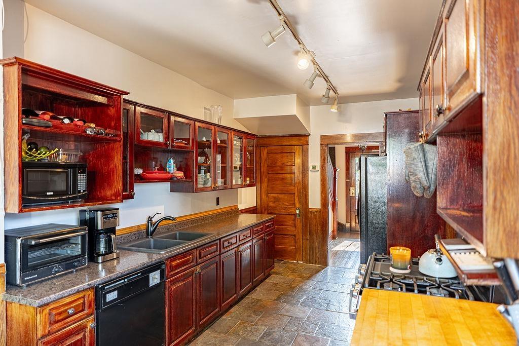 637 Catherine St., Thunder Bay, ON - Indoor Photo Showing Kitchen With Double Sink