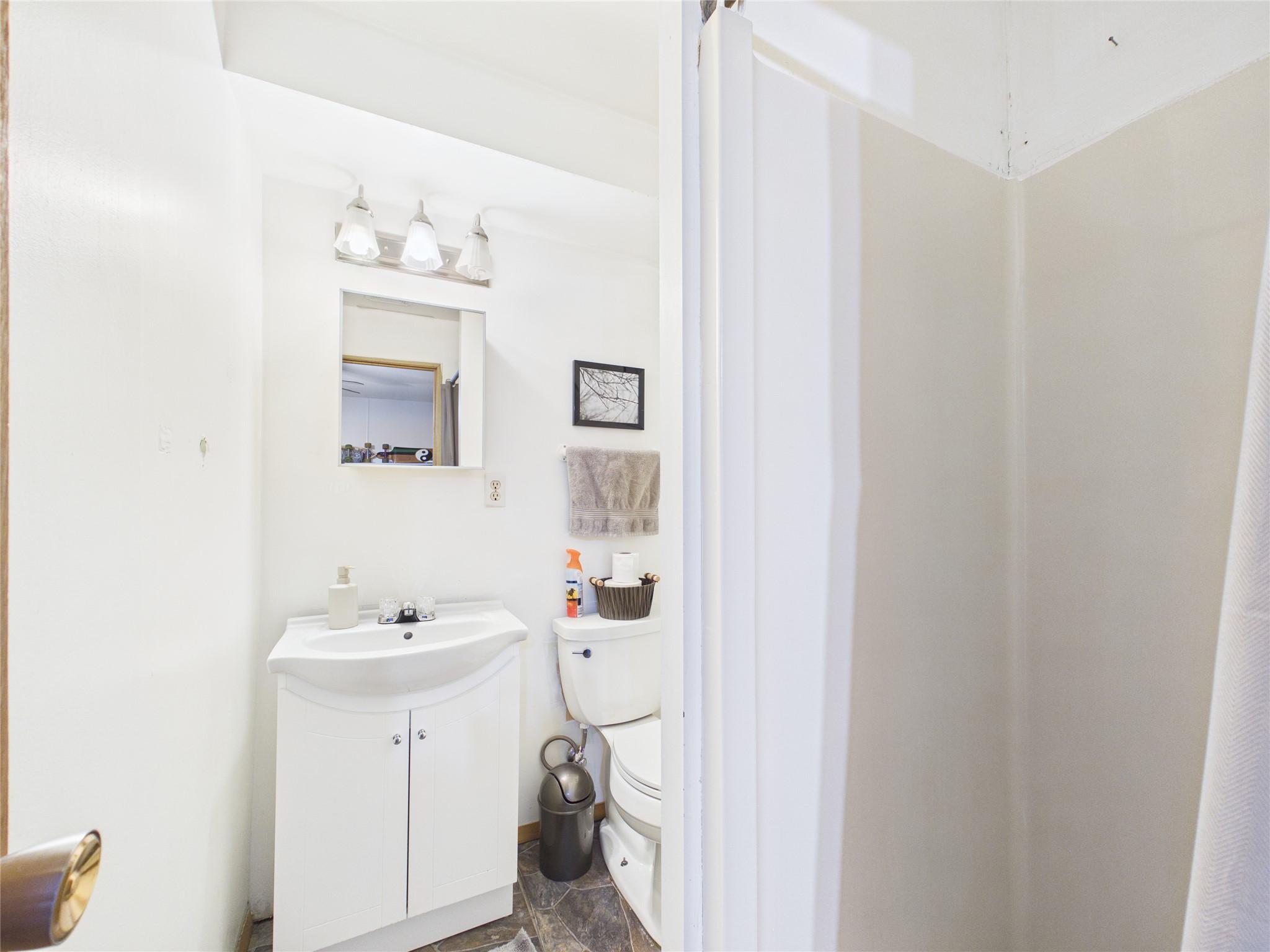2320 5Th Street, Cranbrook, BC - Indoor Photo Showing Bathroom