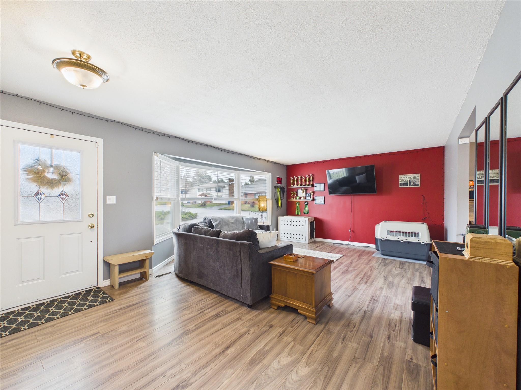 2320 5Th Street, Cranbrook, BC - Indoor Photo Showing Living Room