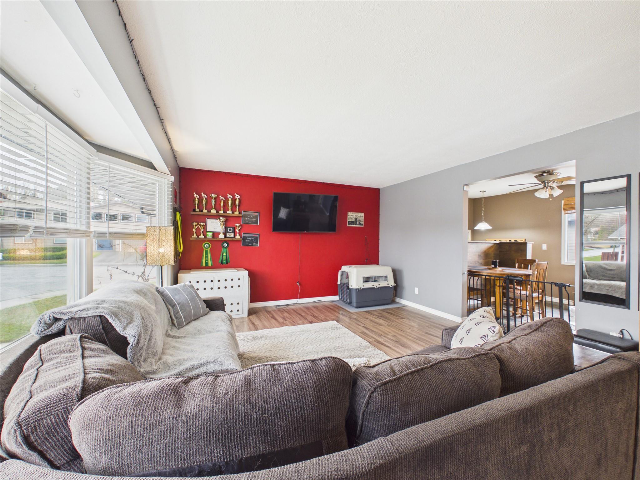 2320 5Th Street, Cranbrook, BC - Indoor Photo Showing Living Room