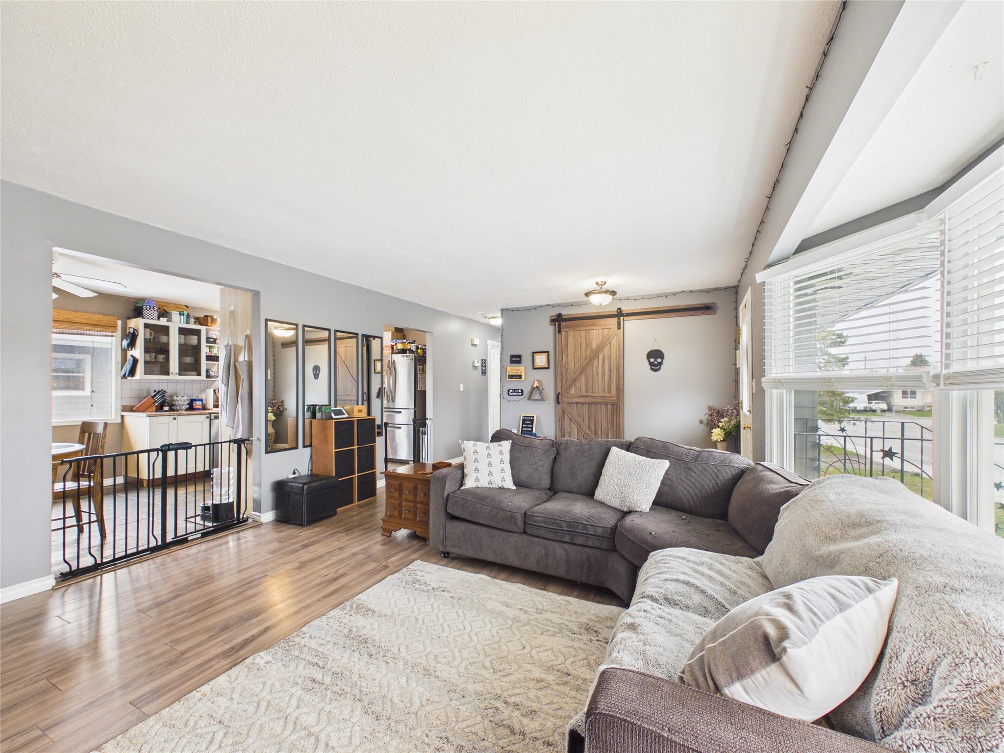 2320 5Th Street, Cranbrook, BC - Indoor Photo Showing Living Room