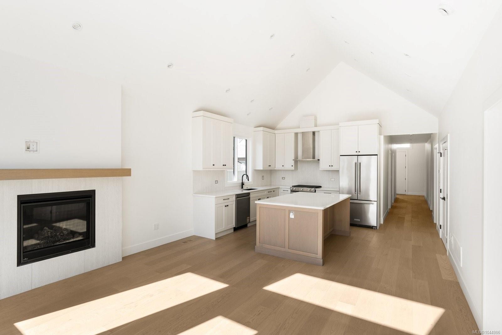 10011 Chicory Pl, Sidney, BC - Indoor With Fireplace