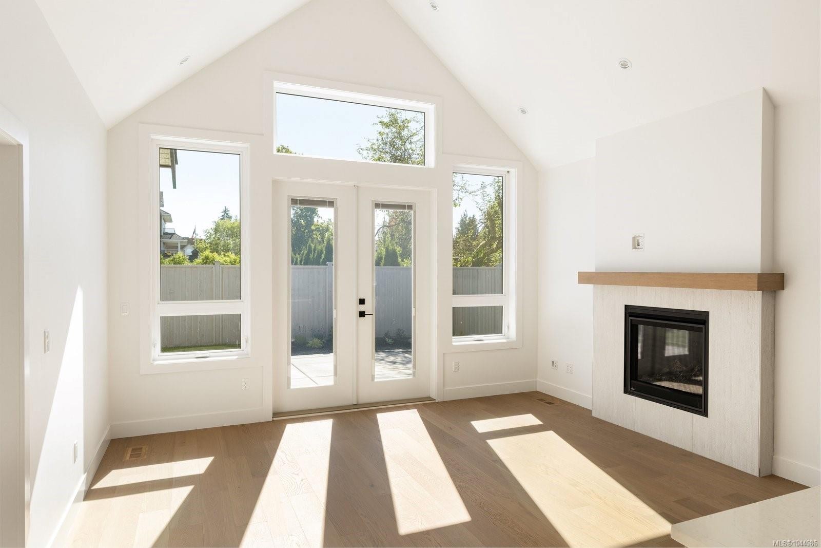 10011 Chicory Pl, Sidney, BC - Indoor With Fireplace