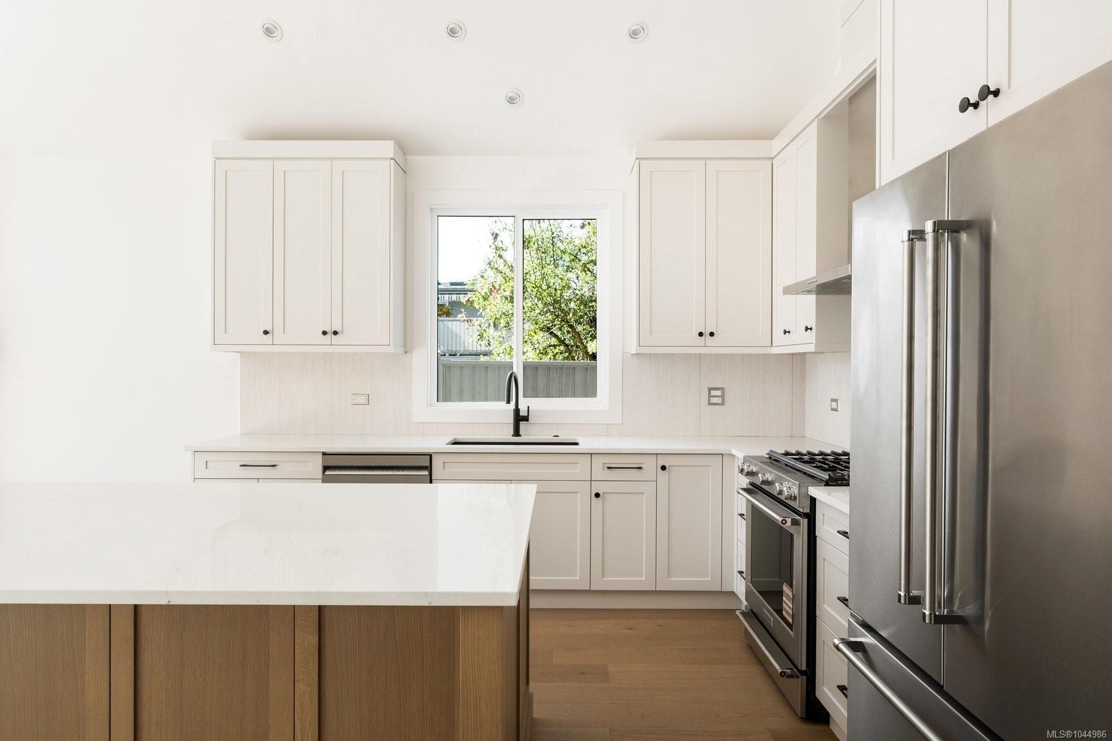 10011 Chicory Pl, Sidney, BC - Indoor Photo Showing Kitchen With Stainless Steel Kitchen With Upgraded Kitchen