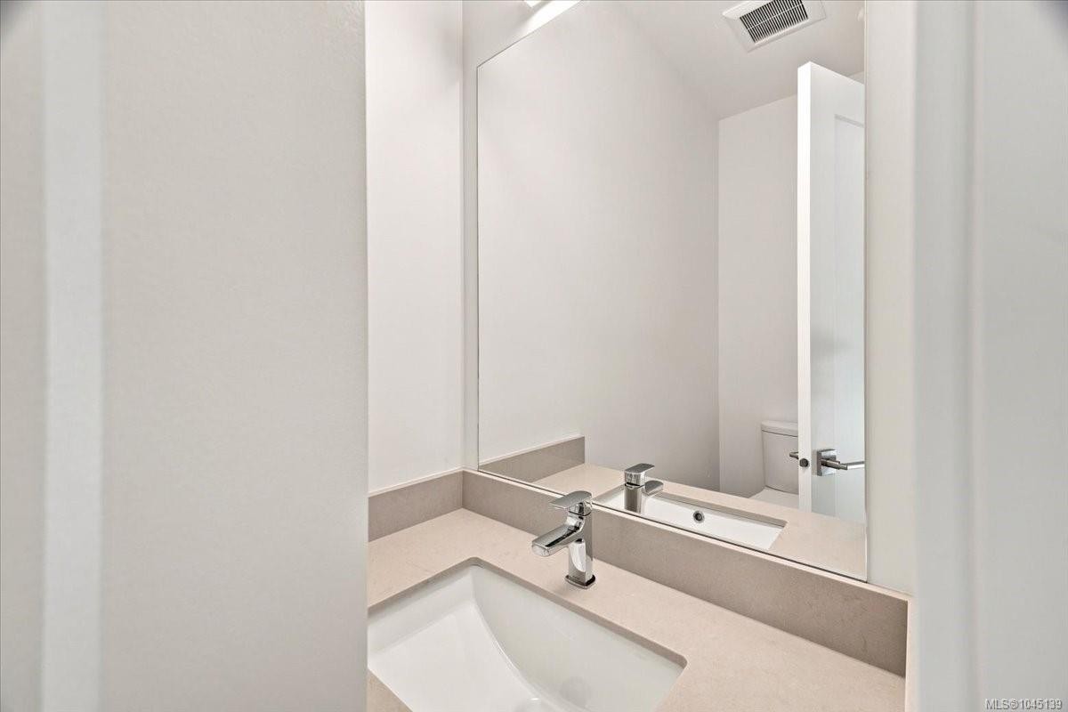 26 Leam Rd, Nanaimo, BC - Indoor Photo Showing Bathroom