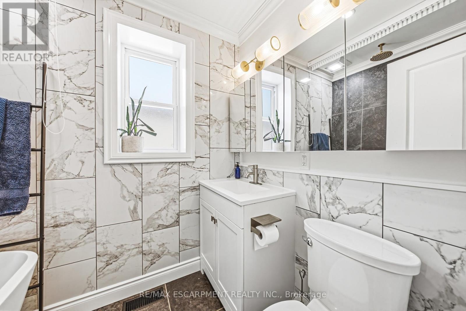 255 Weir Street N, Hamilton, ON - Indoor Photo Showing Bathroom