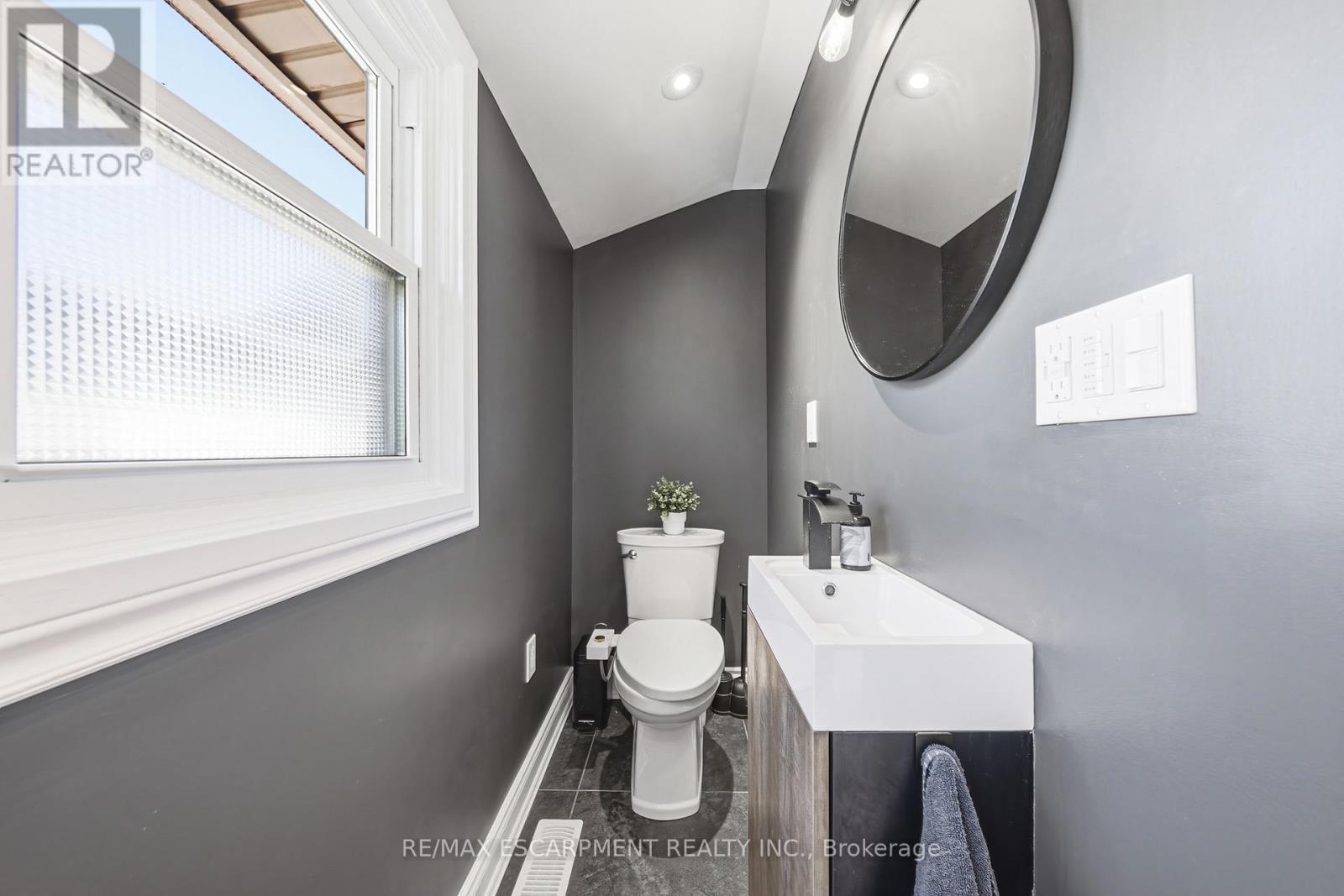 255 Weir Street N, Hamilton, ON - Indoor Photo Showing Bathroom