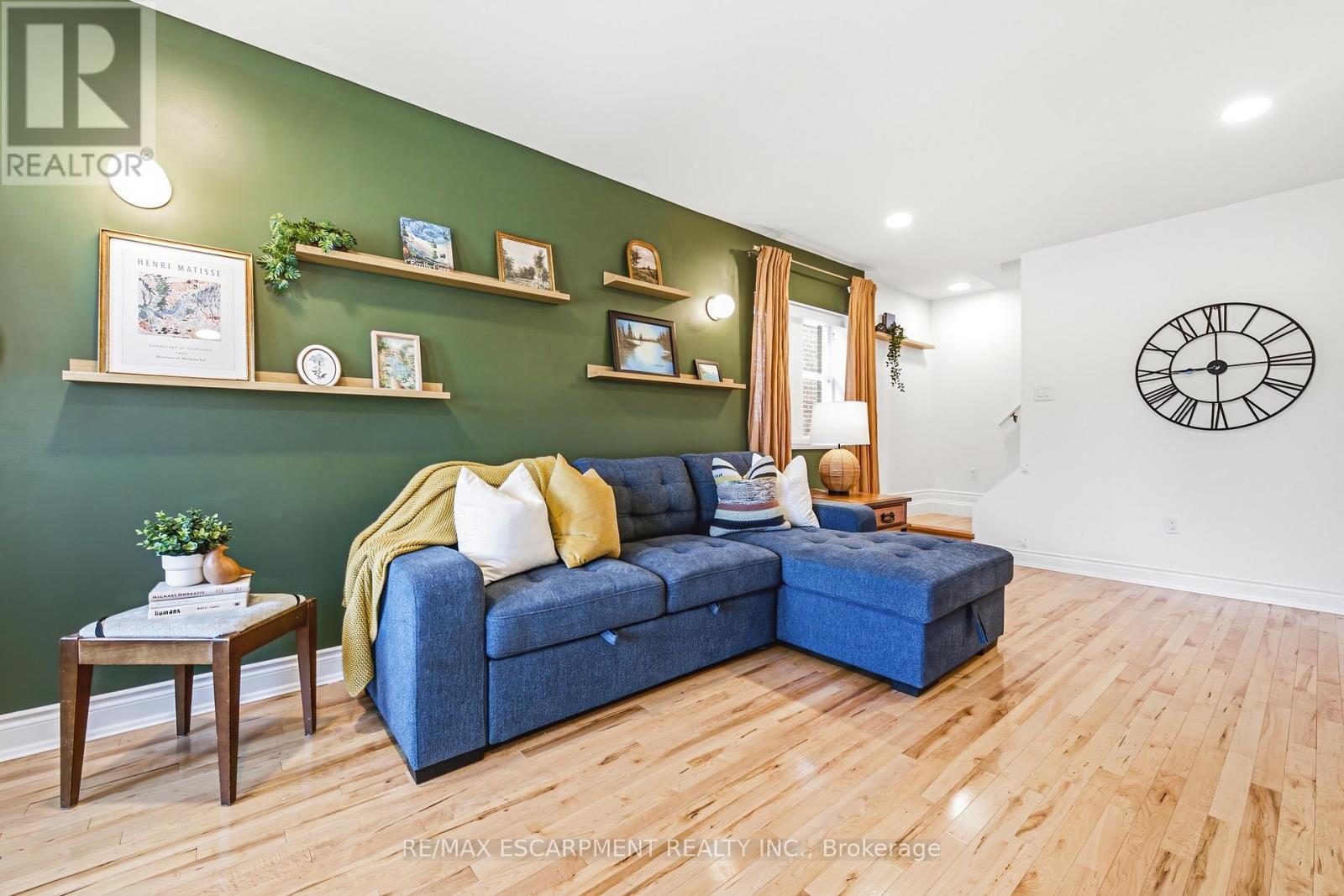 255 Weir Street N, Hamilton, ON - Indoor Photo Showing Living Room