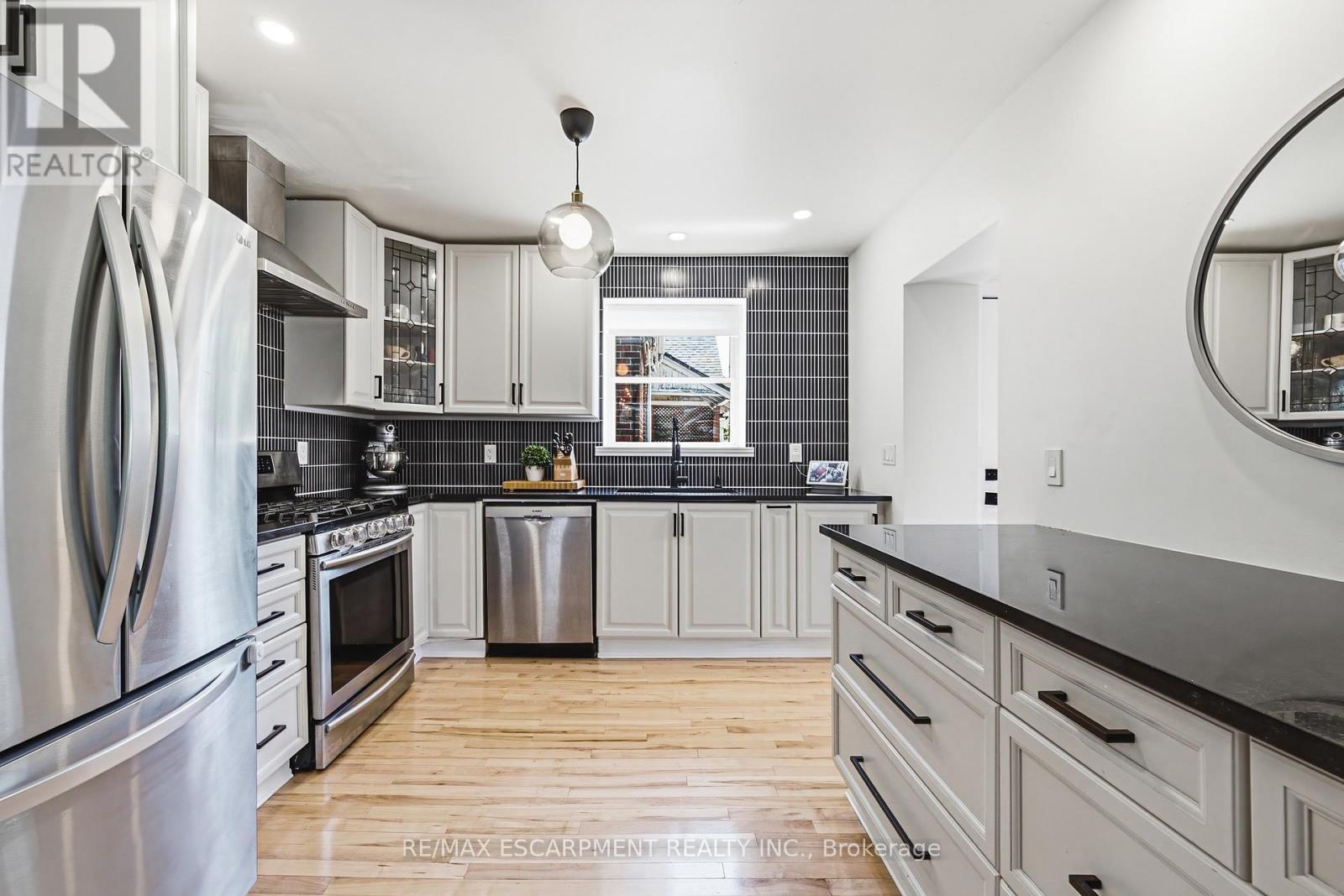 255 Weir Street N, Hamilton, ON - Indoor Photo Showing Kitchen With Stainless Steel Kitchen With Upgraded Kitchen
