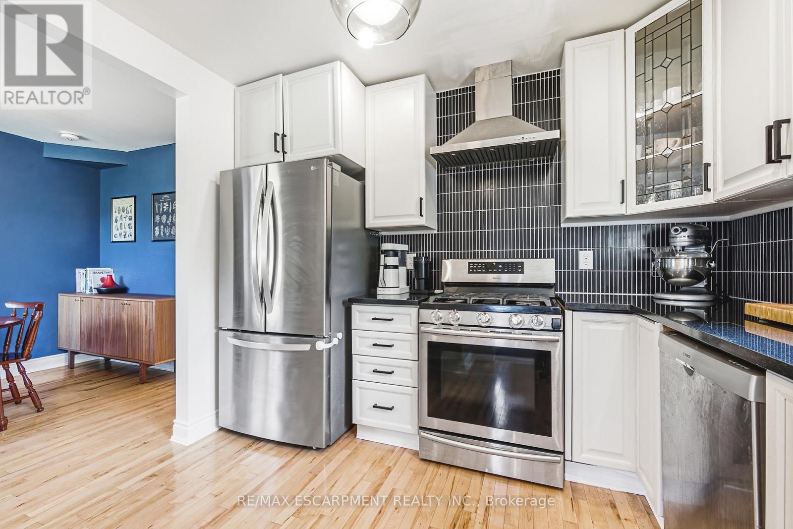 255 Weir Street N, Hamilton, ON - Indoor Photo Showing Kitchen With Stainless Steel Kitchen With Upgraded Kitchen