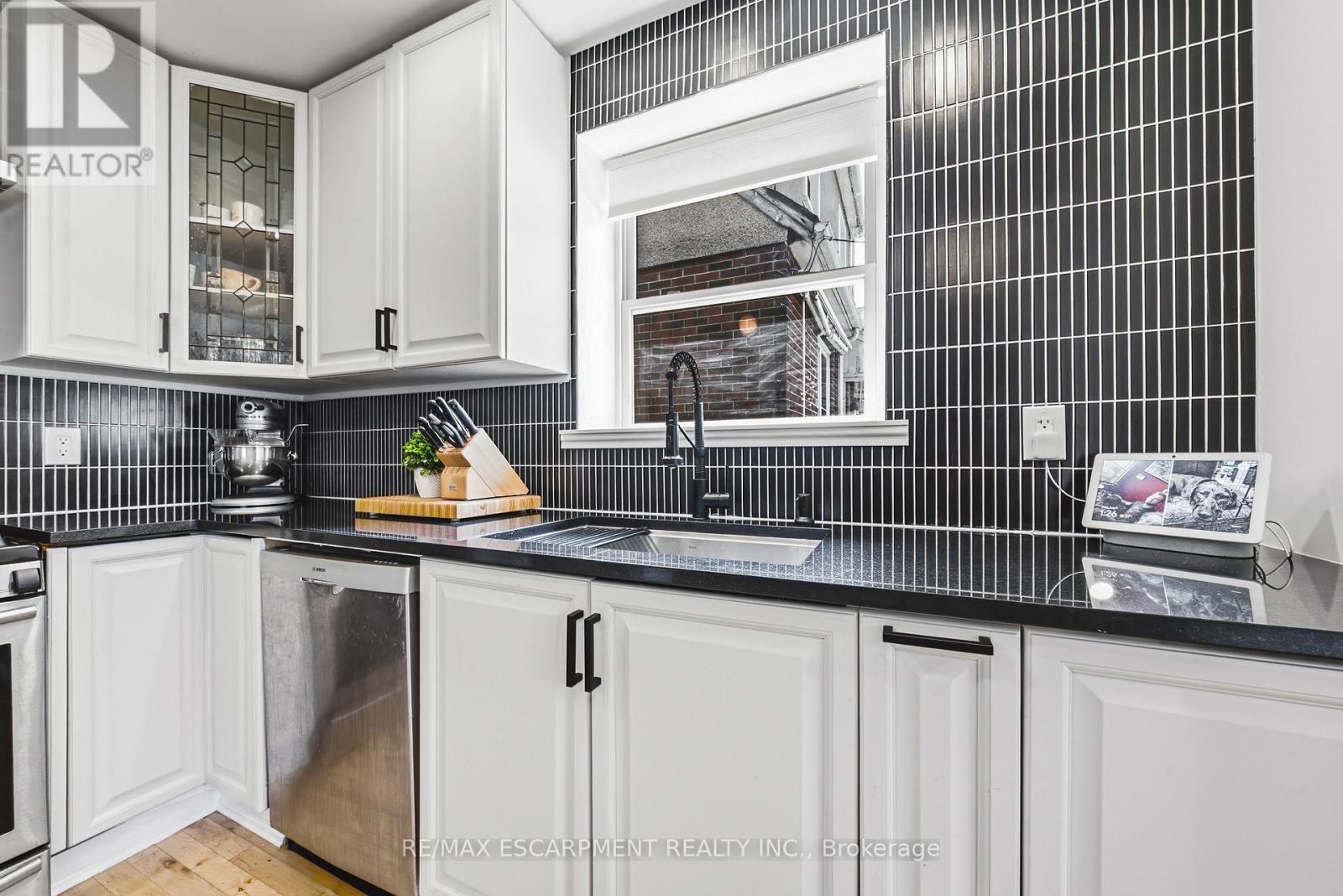 255 Weir Street N, Hamilton, ON - Indoor Photo Showing Kitchen