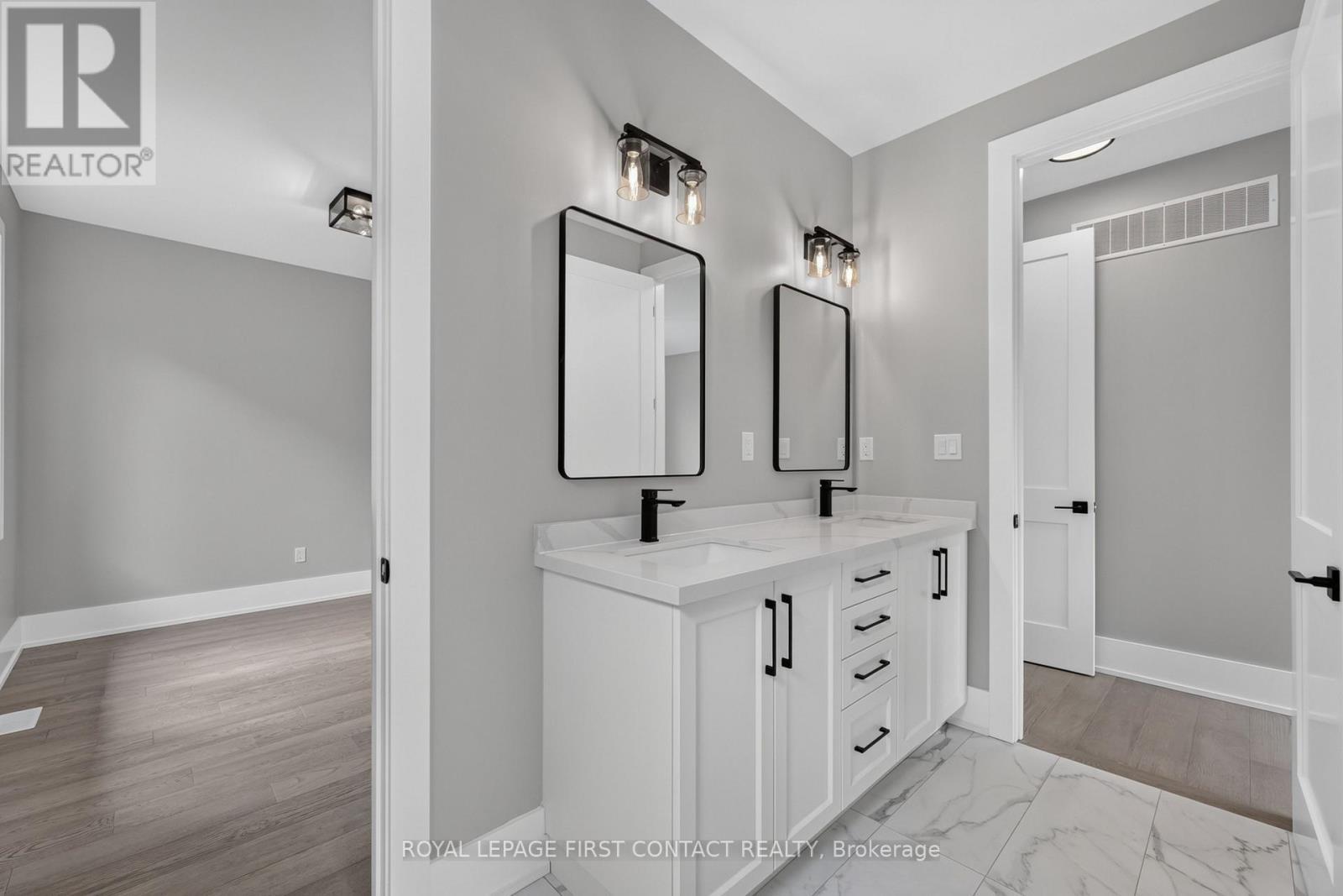 Shared Bath - Upper - 933 7Th Line, Innisfil, ON - Indoor