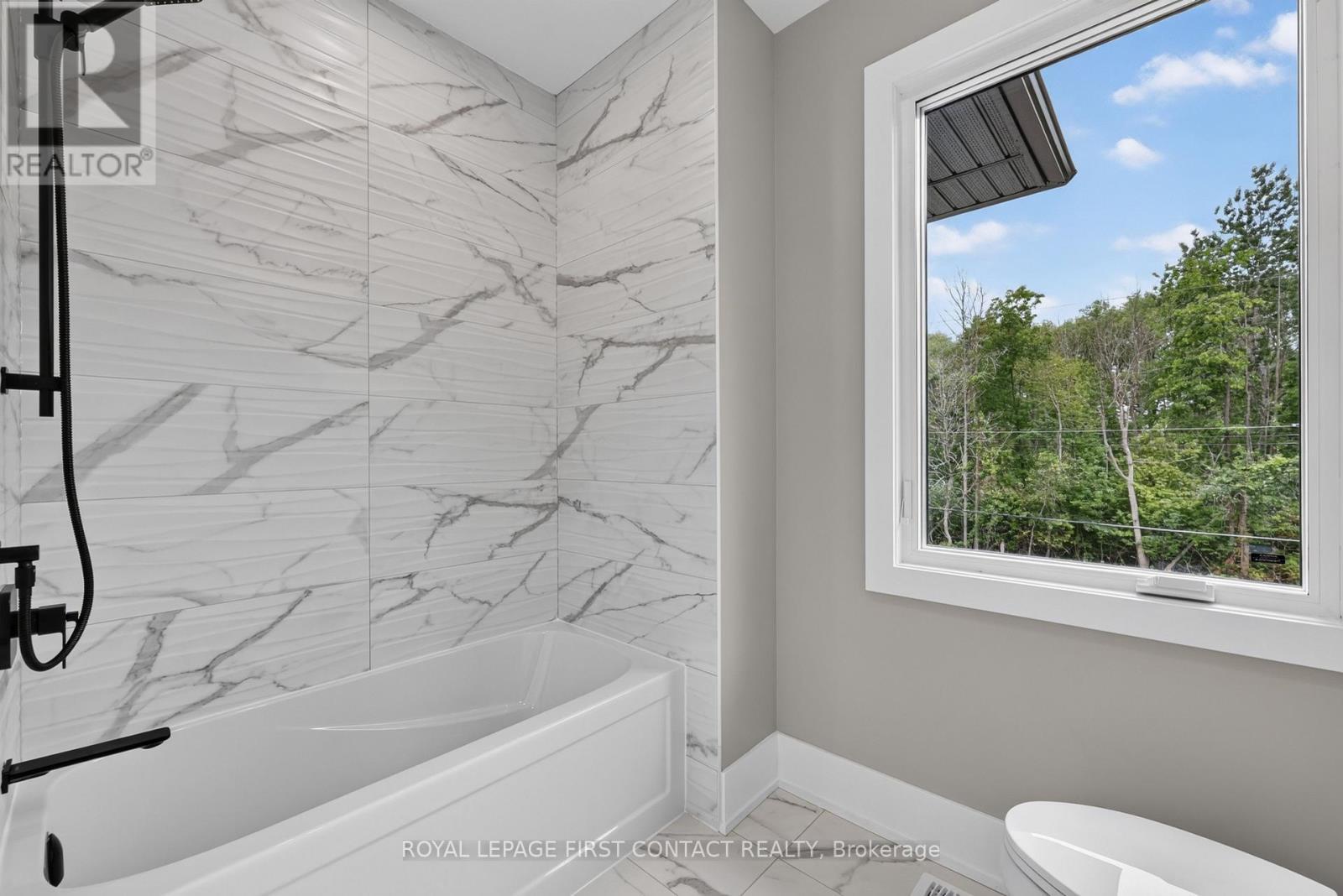 Shared Bath - Upper - 933 7Th Line, Innisfil, ON - Indoor Photo Showing Bathroom