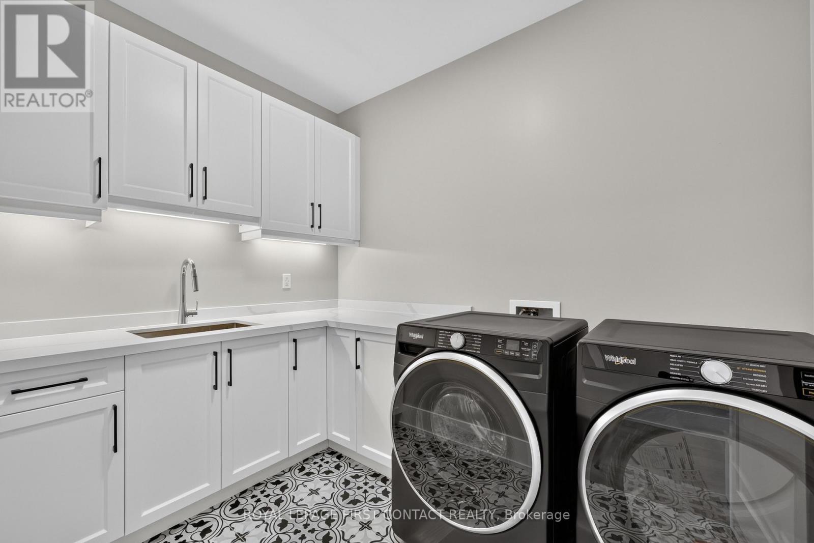 Lundry - Upper - 933 7Th Line, Innisfil, ON - Indoor Photo Showing Laundry Room