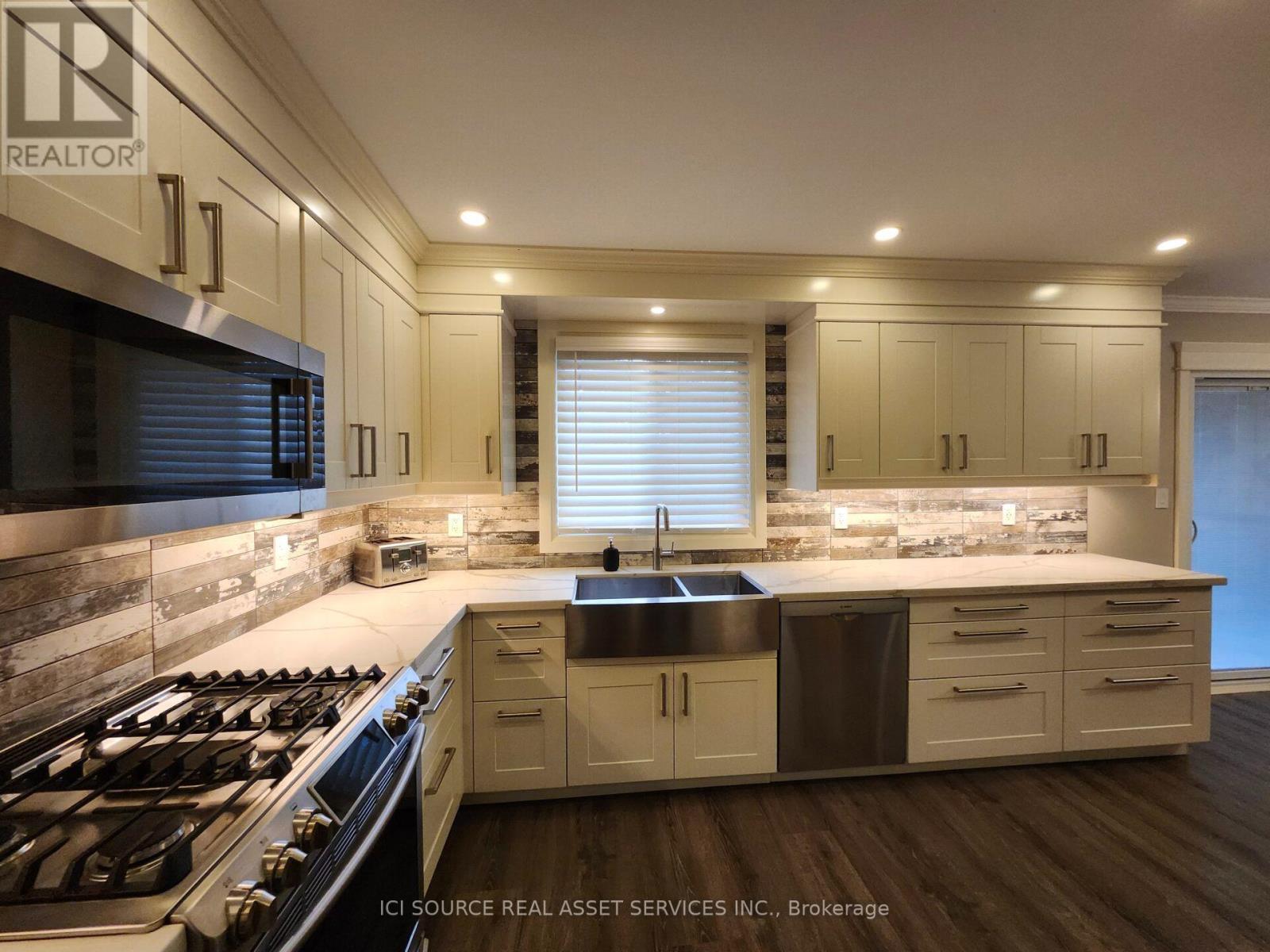 699 Castleguard Crescent, Burlington, ON - Indoor Photo Showing Kitchen With Double Sink With Upgraded Kitchen