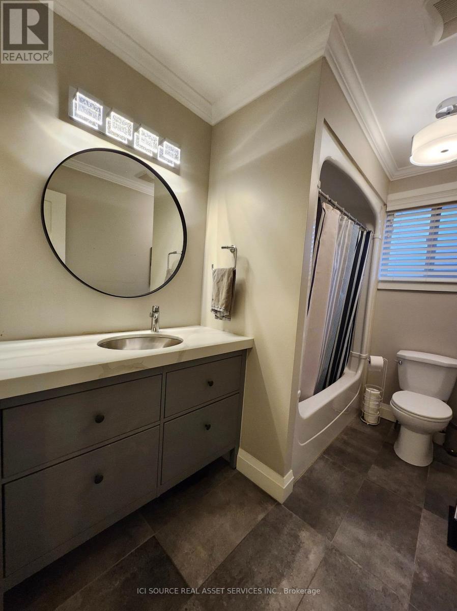 699 Castleguard Crescent, Burlington, ON - Indoor Photo Showing Bathroom
