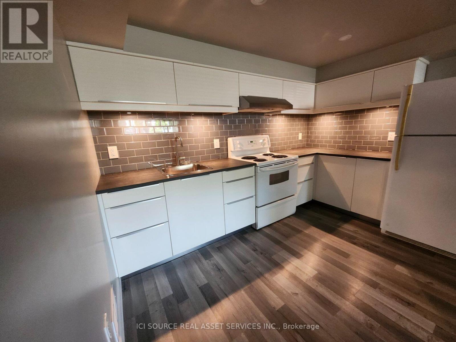 699 Castleguard Crescent, Burlington, ON - Indoor Photo Showing Kitchen