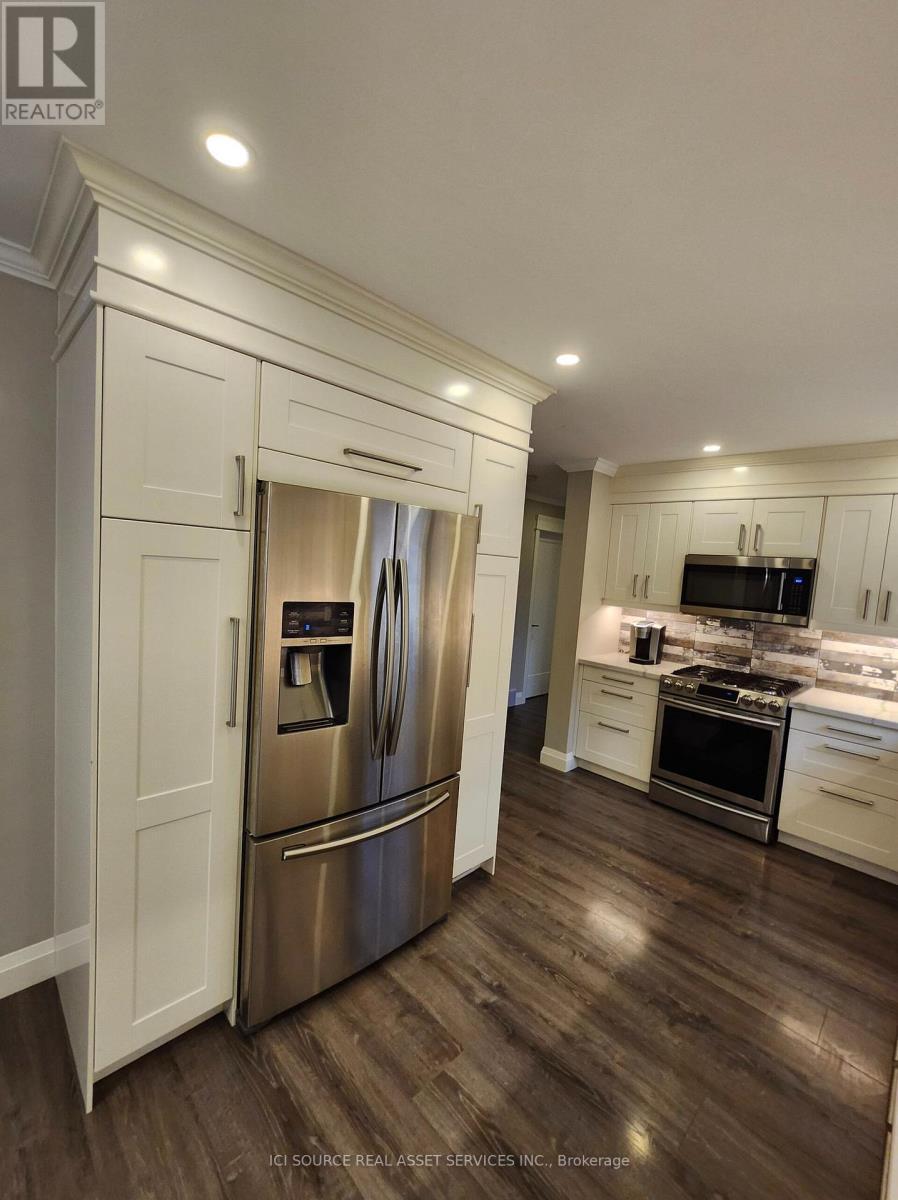 699 Castleguard Crescent, Burlington, ON - Indoor Photo Showing Kitchen