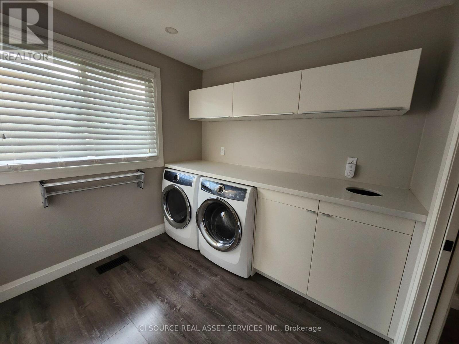 699 Castleguard Crescent, Burlington, ON - Indoor Photo Showing Laundry Room