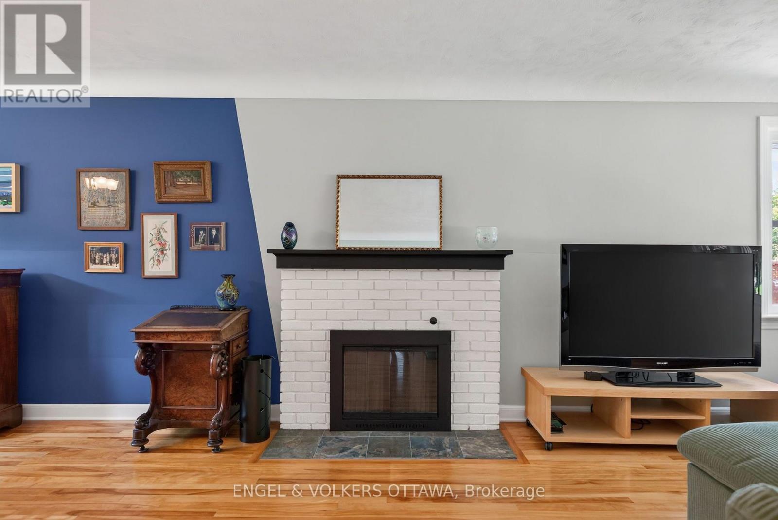 134 Rachael Avenue, Ottawa, ON - Indoor Photo Showing Living Room With Fireplace
