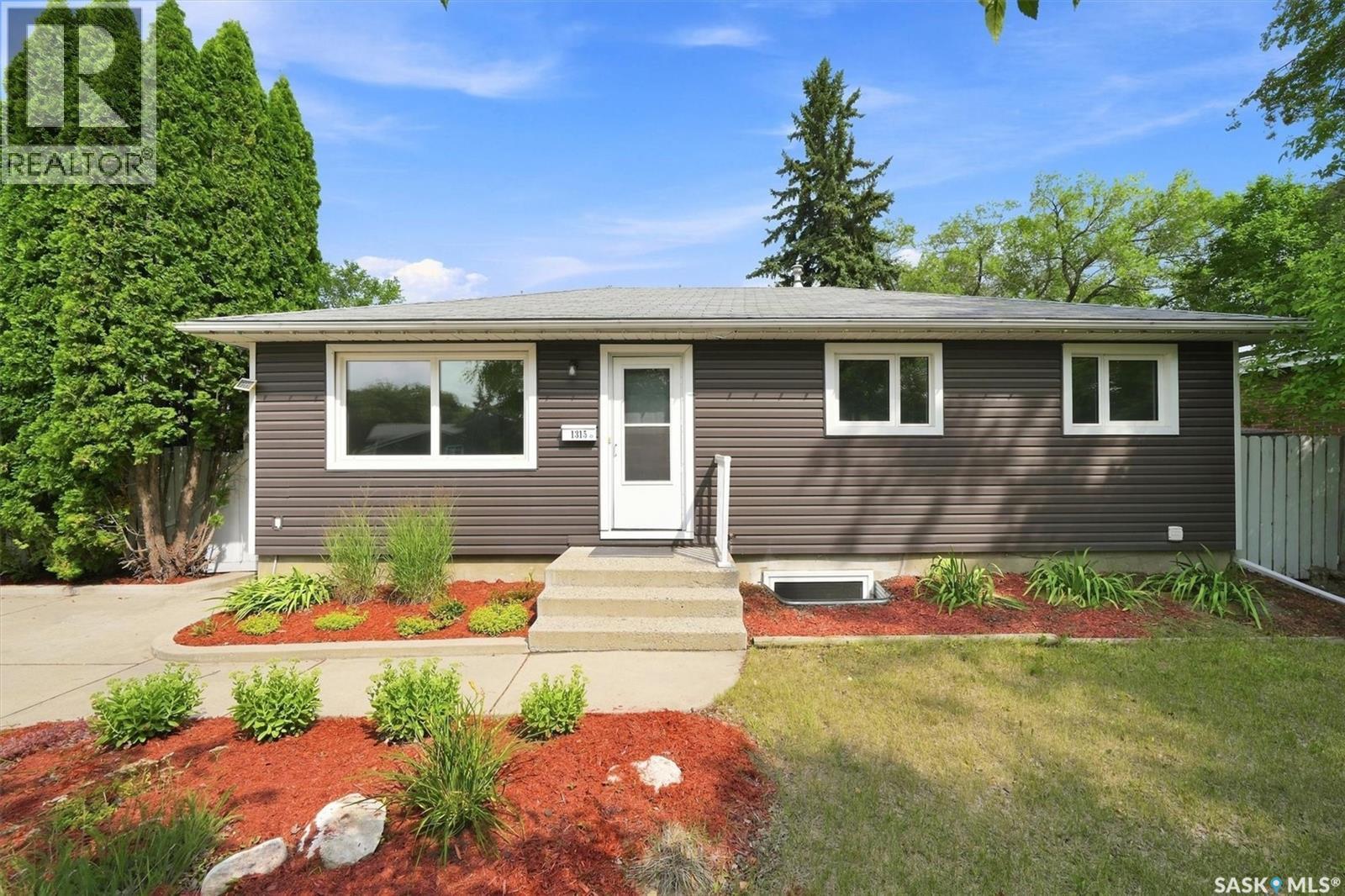 1315 Wilson Crescent, Saskatoon, SK - Outdoor
