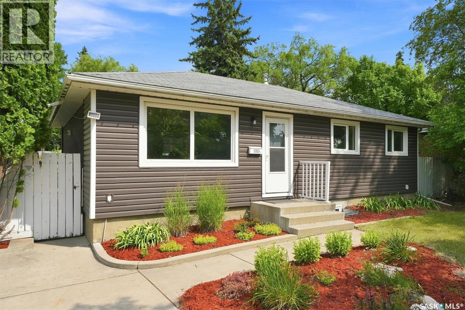 1315 Wilson Crescent, Saskatoon, SK - Outdoor