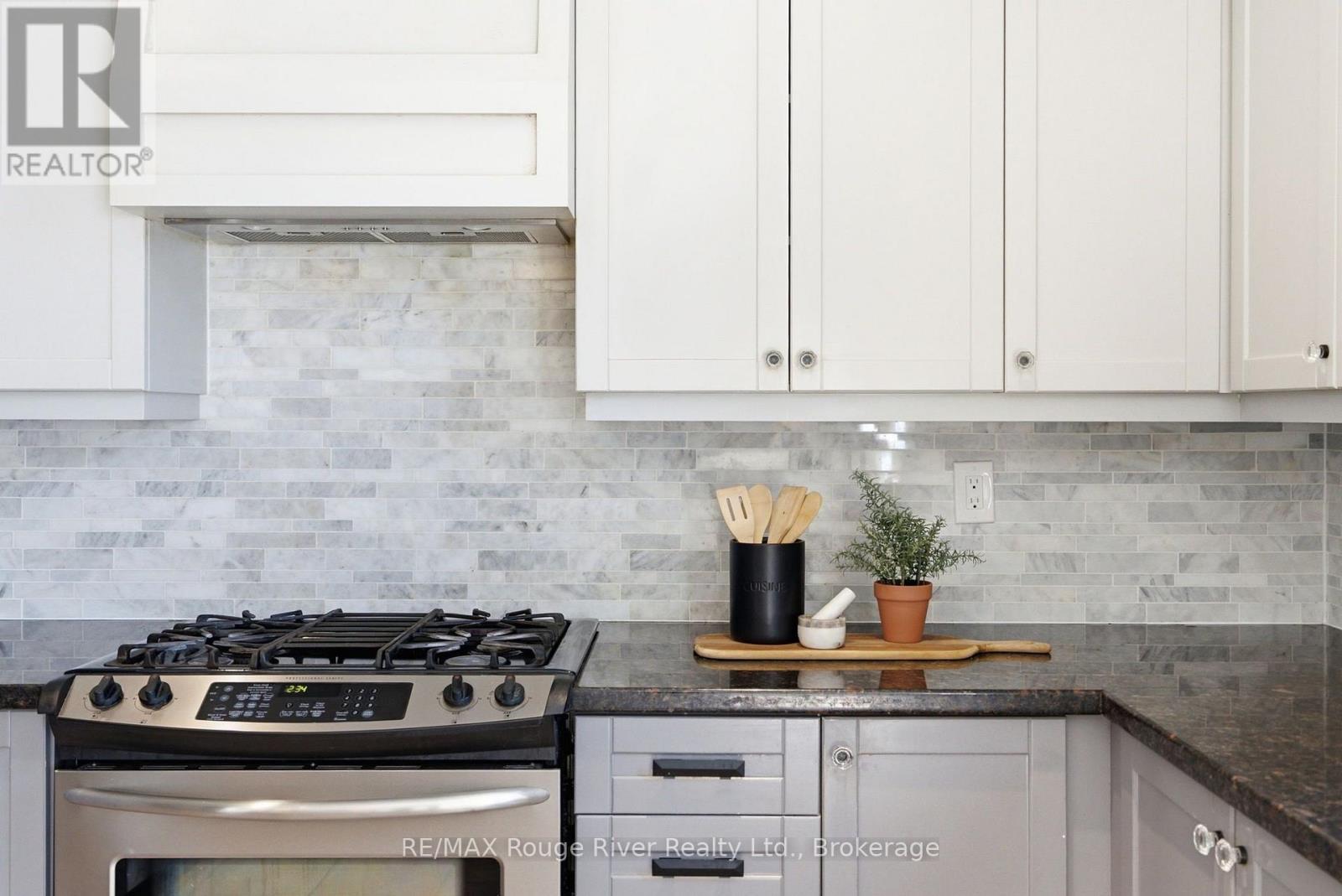18 Rainbow Crescent, Whitby (Brooklin), ON - Indoor Photo Showing Kitchen With Upgraded Kitchen