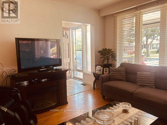 58 Telco Crescent, Toronto, ON - Indoor Photo Showing Living Room