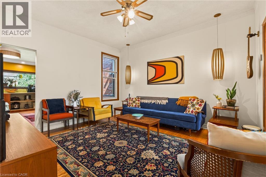 22 Spring Street, Hamilton, ON - Indoor Photo Showing Living Room