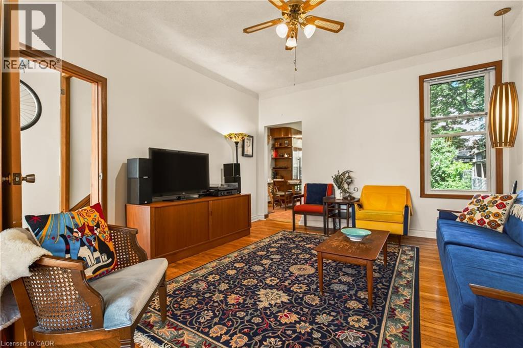 22 Spring Street, Hamilton, ON - Indoor Photo Showing Living Room