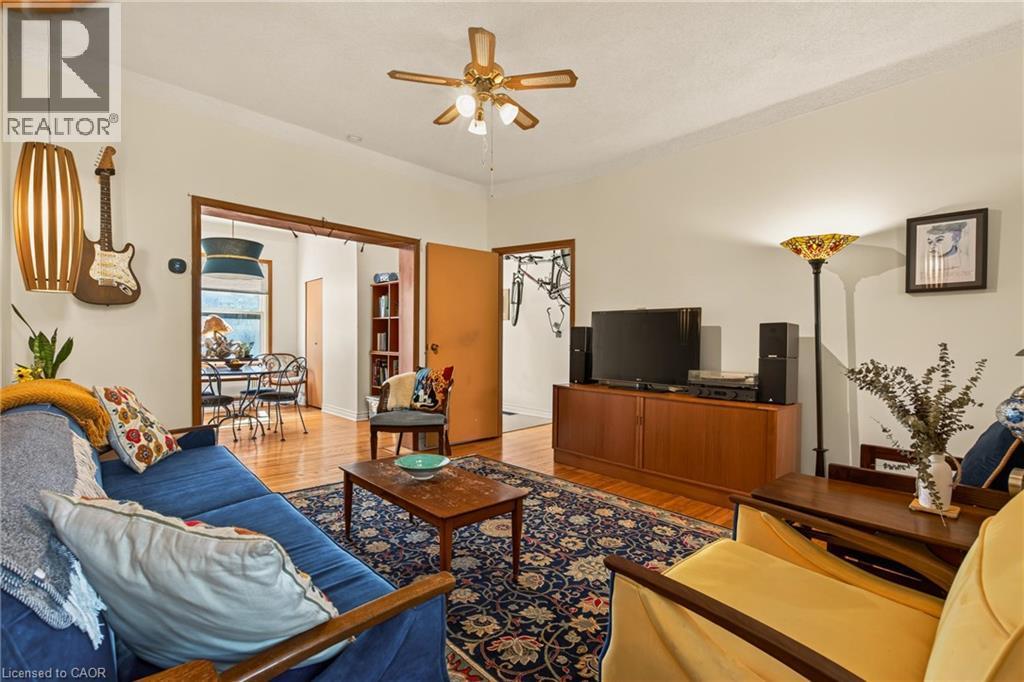 22 Spring Street, Hamilton, ON - Indoor Photo Showing Living Room
